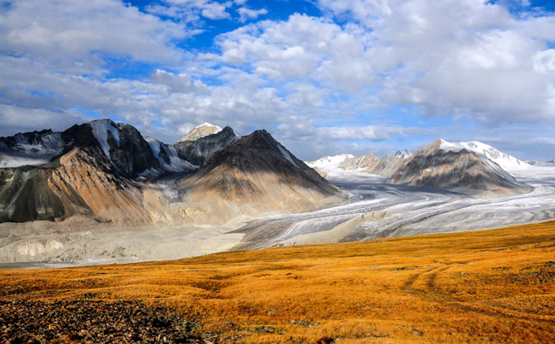 The summit of Altai Mountain Range in the backdrop of a glacier in the autumn.&nbsp;